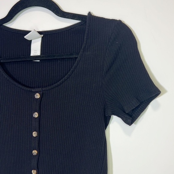 Cropped Scoop neck, faux button front t shirt, black ribbed, 90’s style - Picture 3 of 8